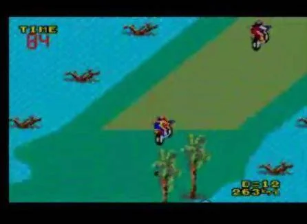 El pilot circula per una franja estreta envoltada d’aigua, amb troncs i un rival al davant.