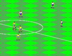 Partida de FIFA International Soccer al mig del camp, amb diversos futbolistes agrupats al voltant de la pilota.