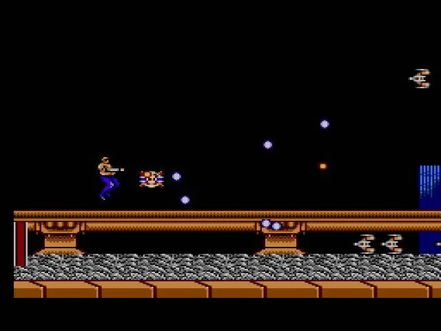 El guerrer vola i dispara contra enemics mecànics en una ciutat nocturna en ruïnes.