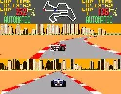 Dos monoplaces de Super Monaco GP vistos des del darrere, amb mapa del circuit i dades de volta.
