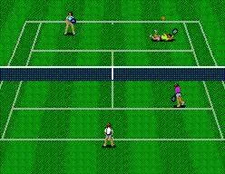 Partit de dobles de Wimbledon en una pista verda, amb quatre tennistes repartits a banda i banda de la xarxa.