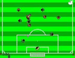Partida de Super Futebol II vista des de dalt, amb diversos jugadors concentrats davant la porteria.