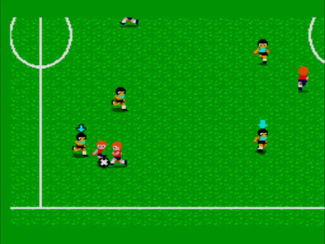 Disputa de pilota en un partit de Great Soccer, amb diversos futbolistes i indicadors de control sobre el camp.