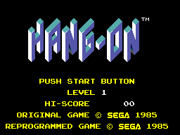 Pantalla japonesa de títol de Hang-On amb avisos separats per al joc original i la reprogramació, tots dos de 1985.