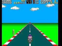 Motorista de Hang-On en una recta verda, amb velocitat, temps i número de recorregut visibles.