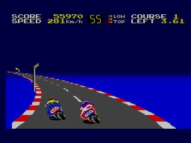 Motorista inclinat en una corba vora l’aigua mentre avança al costat d’un rival.
