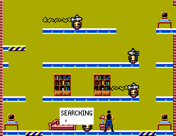 L’agent escorcolla un moble mentre els robots patrullen per les plataformes de la sala.