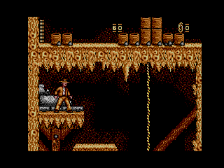 Indiana Jones en una caverna amb plataformes, cordes i estructures de fusta.