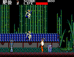 Hayato combat en un bosc de bambú mentre un enemic baixa des d’una teulada.