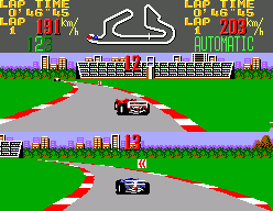 Cursa de Super Monaco GP per a dos jugadors, amb la pantalla dividida i indicadors de velocitat, volta i traçat.