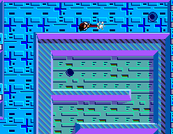 El personatge de Maze Hunter 3-D colpeja una criatura amb la barra de ferro en un corredor elevat.
