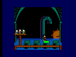 Mickey davant de quatre plataformes de colors durant la prova del pont llevadís.