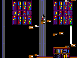 Mickey salta sobre llibres amb lletres dins de la biblioteca de Beanwick.