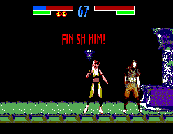 Sonya espera davant d’un rival atordit mentre el missatge vermell «Finish Him!» ocupa el centre de la pantalla.