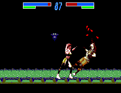 Sonya colpeja un rival durant un combat de Mortal Kombat 3, amb sang, barres de salut i temporitzador visibles.
