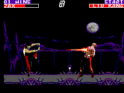 Jax i Liu Kang combaten de perfil en un escenari nocturn de Mortal Kombat II.