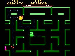 Ms. Pac-Man i Pac-Man comparteixen un laberint verd amb fruita, puntuació i rècord visibles.