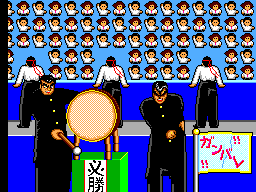 Interludi de Nekkyū Kōshien amb animadors, públic i una figura que sosté un cartell.