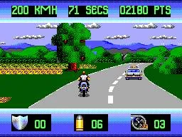 Motocicleta perseguint un cotxe policial en una carretera rural.
