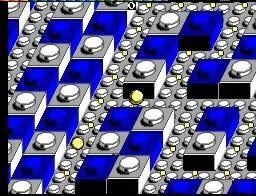Pac-Man avança entre píndoles i blocs elevats en un laberint isomètric blau i blanc.