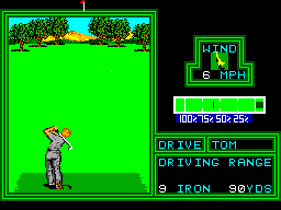 Golfista de PGA Tour Golf executant un cop amb ferro mentre es veuen el vent, la distància i el mesurador.