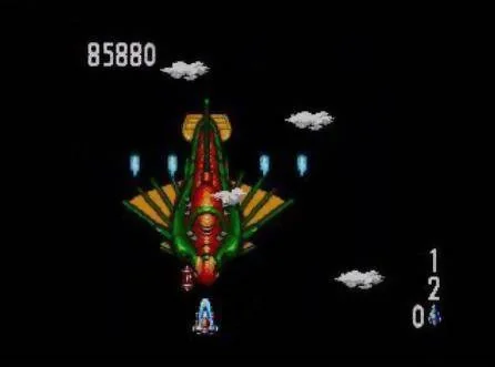 El Falcon Flyer dispara contra una gran nau verda i vermella en una partida de Power Strike II.