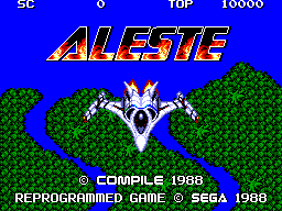 Pantalla de títol japonesa d’Aleste amb els crèdits de Compile i Sega sobre un paisatge verd.