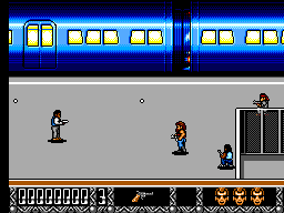 Harrigan combat tres enemics en una estació de metro amb un tren blau al fons.