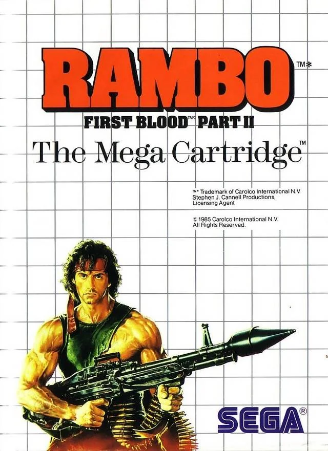 Portada nord-americana de Rambo: First Blood Part II per a Sega Master System, amb Rambo armat sobre la quadrícula blanca de Sega.
