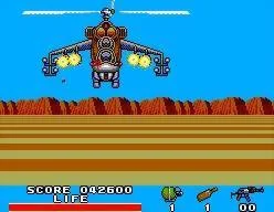 Gran helicòpter Mil Hind centrat sobre el desert a la batalla final de Rambo III.