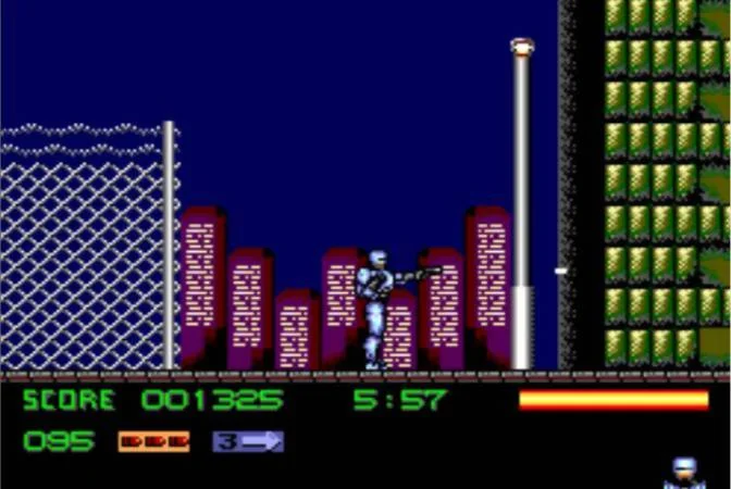 RoboCop dispara en un carrer nocturn, davant una tanca metàl·lica i edificis foscos.