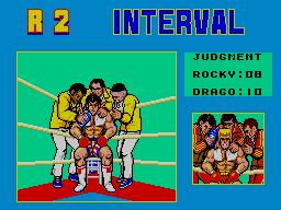 Rocky descansa al racó entre assalts mentre la pantalla mostra la puntuació dels jutges.
