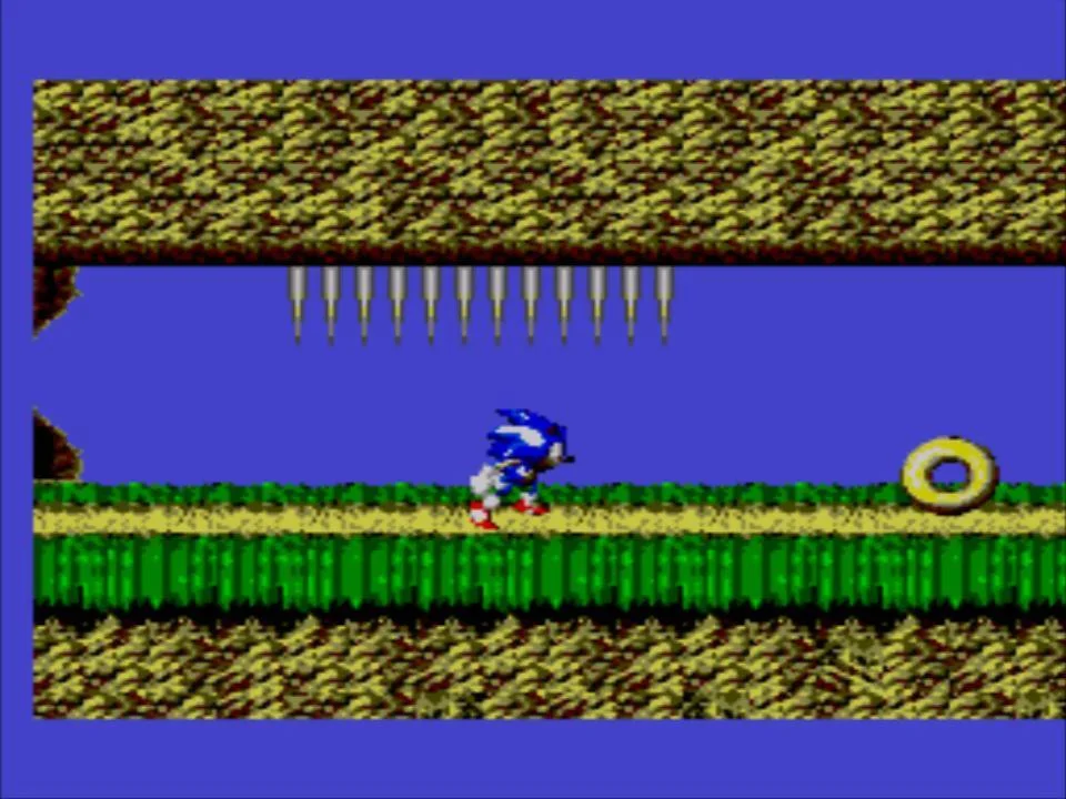 Sonic corre sota unes punxes del sostre cap a un anell de grans dimensions.