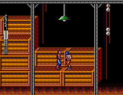 Spider-Man combat contra un enemic dins d’un magatzem ple de caixes.