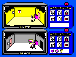 Pantalla dividida de Spy vs Spy amb els dos espies en habitacions diferents i els inventaris simultanis.