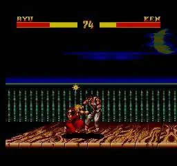 Ryu i Ken combaten en un escenari nocturn, amb les barres d’energia, el marcador i el cronòmetre visibles.