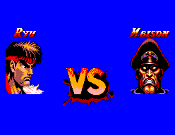 Pantalla prèvia al combat final amb els retrats de Ryu i M. Bison separats per l’emblema VS.