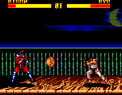 Un projectil taronja avança entre Ryu i M. Bison durant el combat.