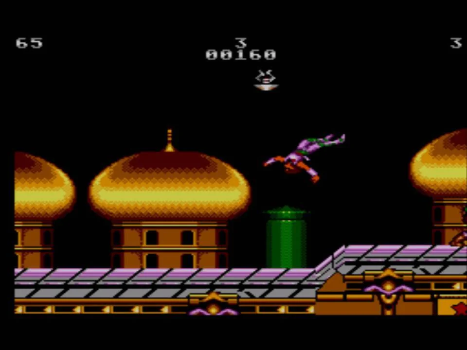 Hiryu fent una tombarella sobre una teulada amb cúpules daurades a Strider de Master System.