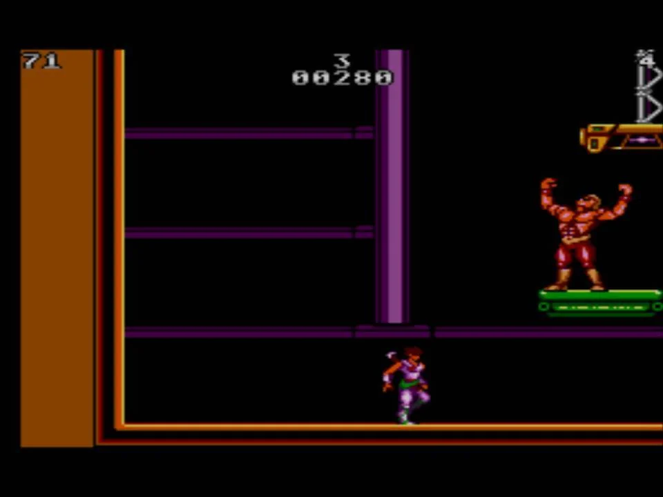 Hiryu davant d’un adversari musculós en un interior industrial de Strider per a Master System.