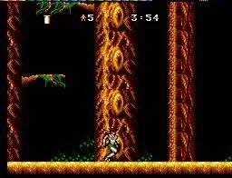 Strider combat entre grans troncs i plataformes del Bosc Prohibit.
