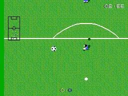 Partida de Super Kick-Off amb un futbolista conduint la pilota cap a l’àrea i un defensor perseguint-lo.