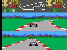 Cursa de Super Monaco GP a pantalla dividida, amb dos monoplaces, mapes, cronòmetres i velocímetres.