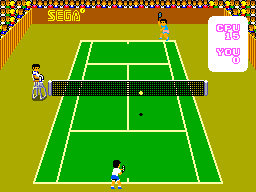 Partit de Super Tennis vist des del fons de la pista, amb pilota, xarxa, tennistes i marcador.