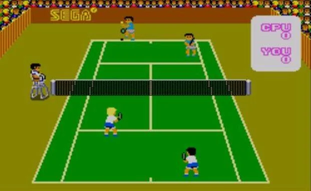 Partit de dobles de Super Tennis amb quatre tennistes sobre la pista verda.