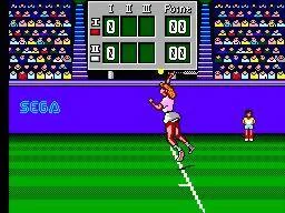 Servei de Tennis Ace en vista lateral, amb el jugador al fons de la pista i el marcador sobre les grades.