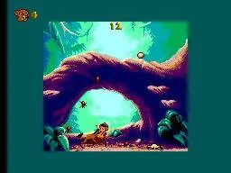 Simba ajupit sota un gran tronc, amb el marcador numèric visible a la part superior de la pantalla.
