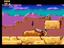 Simba entre plataformes de pedra mentre un grup de nyus travessa l’escena.