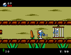 Hefty Smurf al costat d’una clau i una gàbia situada sobre una plataforma de fusta.