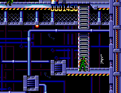 Kyle Reese davant una arma recollible entre plataformes i escales del laboratori de Skynet.